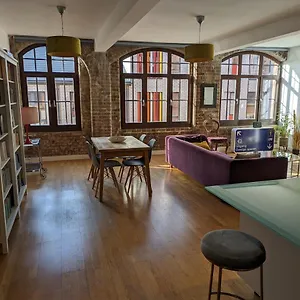  Apartment Loft Style 2-bed 2-bath In North Laines